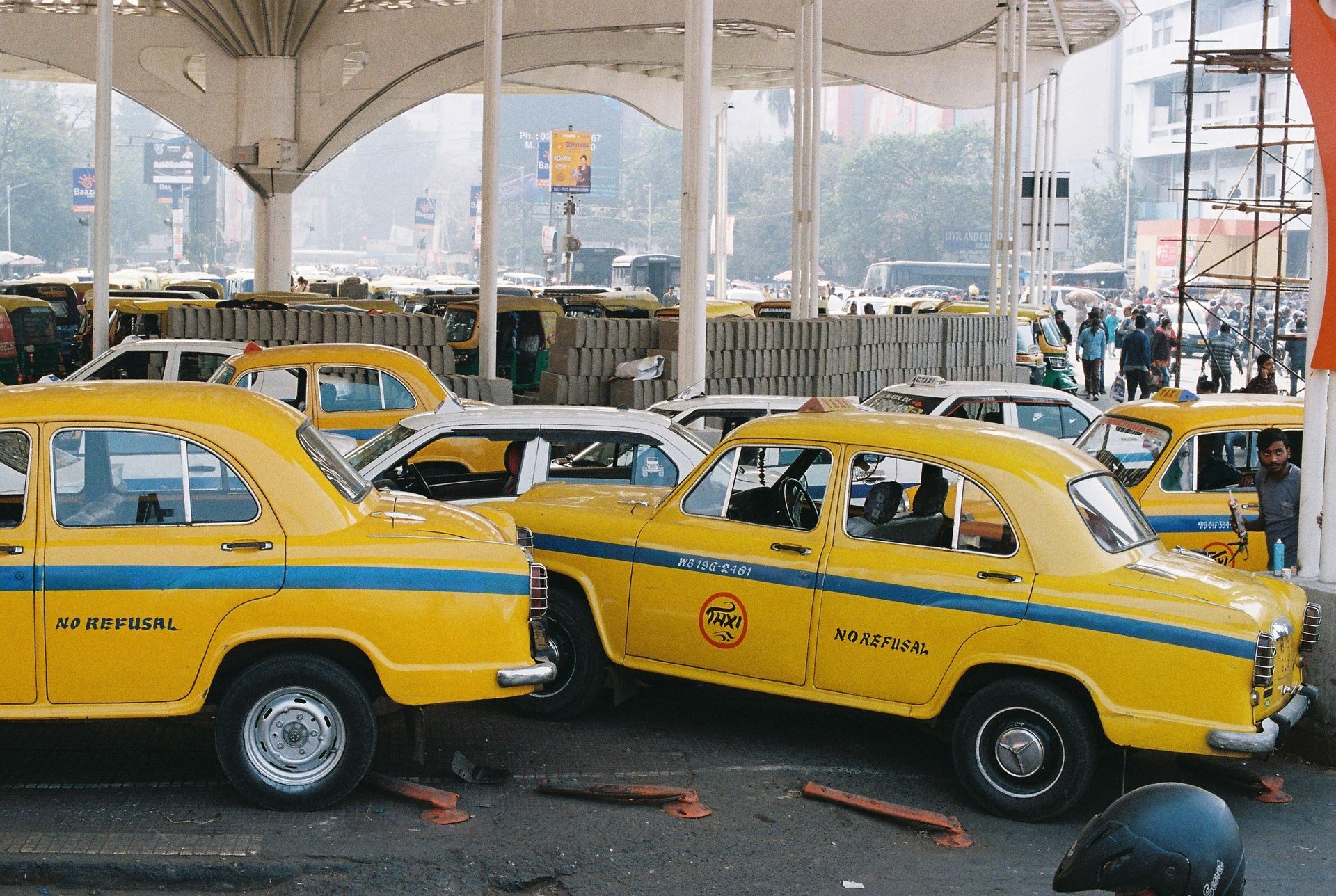 Taxis amarillos en una parada de Calcuta, India
