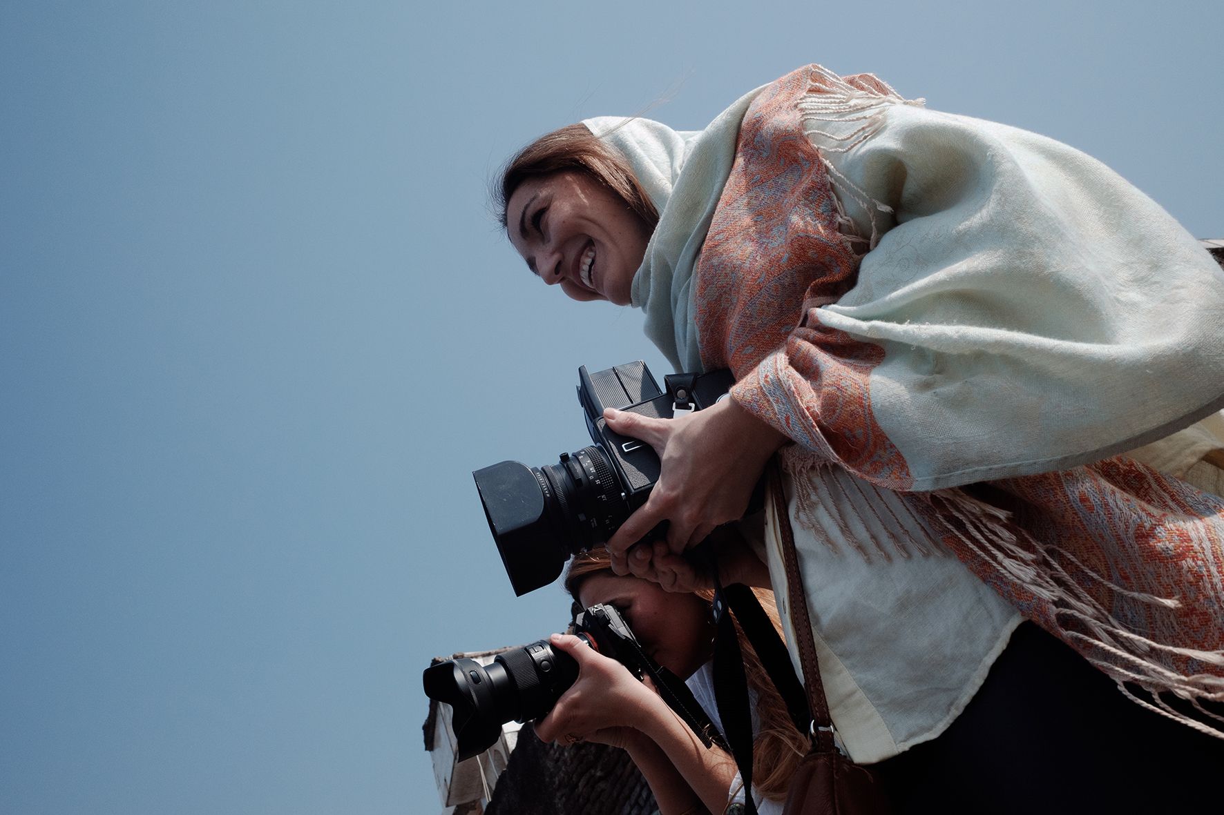Lucía Blasco fotografiando con una cámara de formato medio en la India